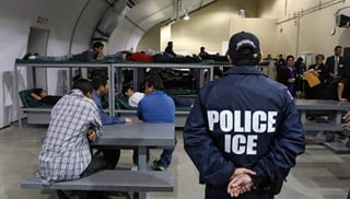 Detenidos. El gobierno de Estados Unidos pretende albergar en sus instalaciones hasta unos 40 mil migrantes. (ESPECIAL)