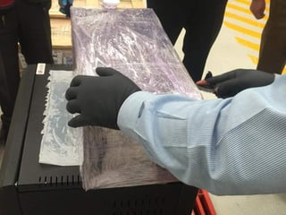 La Policía Federal de México decomisó hoy en el Aeropuerto Internacional de la Ciudad de México un alijo de 120 kilos de droga 'cristal' valuada en 76 millones de dólares y que tenía como destino a Sidney, en Australia. (TWITTER)