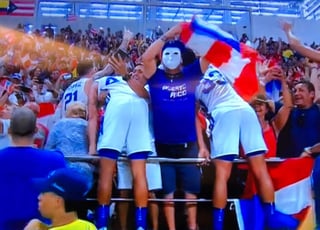 Los jugadores de Puerto Rico celebran con los aficionados tras ganar la medalla de oro. (Especial)