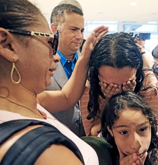 Doloroso. Alejandra Juárez (Izq.), deportada de EU, tuvo que dejar a sus hijas y a su marido.