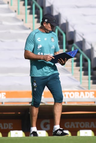 El entrenador de los Guerreros del Santos Laguna, Robert Dante Siboldi, aún no tiene un once titular claro para enfrentar el partido de mañana ante Puebla. (Jesús Galindo)