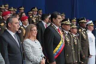En el acto, transmitido en cadena obligatoria de radio y televisión, Maduro defendía las últimas medidas económicas tomadas por su Gobierno cuando un sonido interrumpió su discurso. (ESPECIAL)