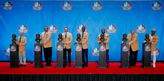 De izquierda a derecha, Bobby Beathard, Robert Brazile, Brian Urlacher, Randy Moss, Ray Lewis, Jerry Kramer y Brian Dawkins, los nuevos integrantes del Salón de la Fama de la NFL, además de Terrell Owens. (AP)