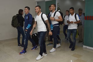 Jugadores del Puebla a su llegada ayer a la Comarca Lagunera, en el aeropuerto de Torreón. La Franja va contra Santos, su gente y el calor