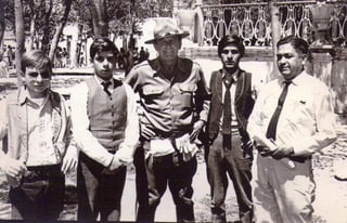 Los jóvenes “extras”, José Antonio Rivero, Pepe Madero y F. Morales, con el actor W. Holden y el señor Juan Contreras Cárdenas, corresponsal de El Siglo. © G.C.P.