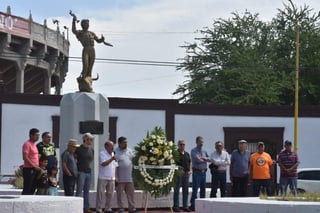 Esta mañana se depositó la tradicional ofrenda floral en la estatua del gran Valente Arellano, ubicada en la rotonda frente a la plaza de toros Torreón. (EL SIGLO DE TORREÓN) 