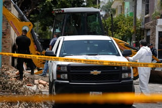 Saldo. La cifra de cuerpos encontrados en una fosa clandestina de Guadalajara, se elevó de 4 a 10. (EFE)
