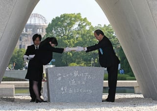 Hiroshima recordó hoy el ataque nuclear que sufrió hace 73 años con una conmemoración en la que las autoridades de la ciudad alertaron sobre los nuevas tensiones nucleares globales y los riesgos de que la tragedia sufrida en 1945 pueda repetirse. (EFE)