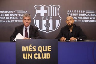 Vidal estuvo acompañado en la firma por el vicepresidente azulgrana Jordi Mestre. (Especial)