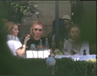 Las imágenes muestran a Rivera comiendo junto a sus hijas Fernanda y Sofía en una zona exclusiva de París. (ESPECIAL)