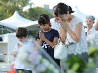 Honor. Decenas de personas se congregaron para honrar a las víctimas en Hiroshima. (EFE)
