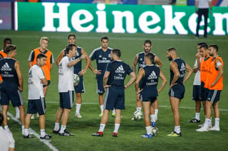 El entrenador del Real Madrid, Julen Lopetegui (3i), se dirige a sus jugadores durante un entrenamiento ayer, en Harrison. (EFE)