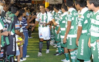 El hondureño Juan Flores es muy querido en la Comarca Lagunera por haber anotado goles importantes para que Santos Laguna eludiera el descenso.