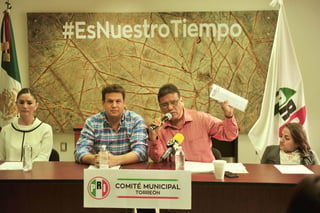 Postura. Enrique Sarmiento (derecha) en rueda de prensa en el PRI. (ÉRICK SOTOMAYOR)
