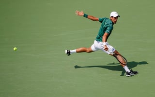 El serbio Novak Djokovic se impuso 6-3, 7-6 a Mirza Basic. (AP)