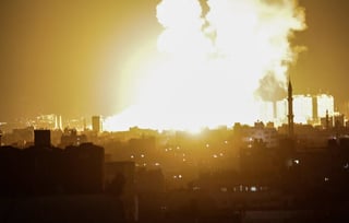 Tensión. El Ejército israelí respondió a Hamas bombardeando 12 objetivos militares en Gaza. (EFE)