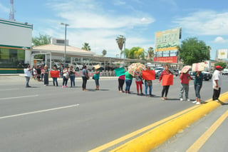 Molestia. Integrantes del Movimiento Antorchista bloquearon por casi una hora, el bulevar Independencia en ambos sentidos. (GUADALUPE MIRANDA)