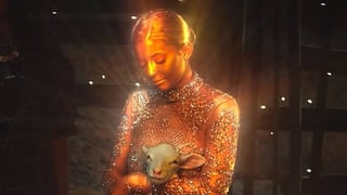 Críticas. La socialité Kylie Jenner aparece en el video del tema Stop trying to be God, el cual interpreta su novio. (ESPECIAL)
