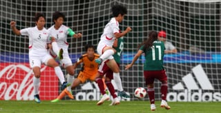 Lizbeth Ovalle (d) puso al frente a la Selección Mexicana, pero Corea del Norte le dio la vuelta al marcador. (Cortesía FIFA)