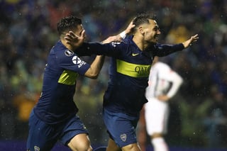 Mauro Zárate (d) celebra un gol junto a su compañero Cristian Pavón. Boca derrota a Libertad en la Bombonera