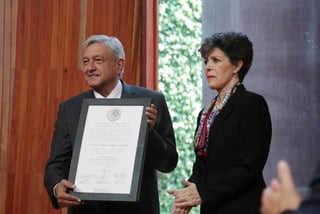 Presidente electo. Andrés Manuel López Obrador recibió ayer de manos de la magistrada Janine Otálora la constancia de mayoría. (AP)