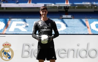 El arquero belga pisó por primera vez la cancha del Santiago Bernabéu como nuevo jugador del Real Madrid. (Especial)