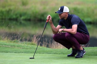 Curry, quien juega como amateur, quedó empatado en el puesto número 105 entre los 154 golfistas que terminaron la ronda. (AP)