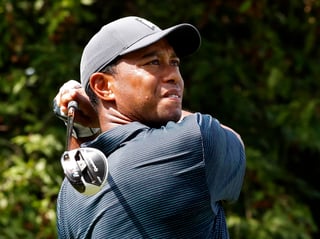 Tiger Woods tras su disparo inicial en el 18vo hoyo durante la primera ronda del Campeonato de la PGA en San Luis. (AP)