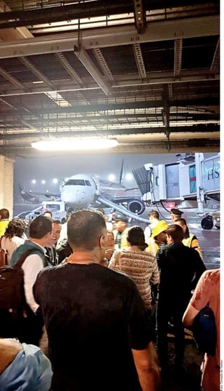 El desalojo de los pasajeros y la tripulación de la aeronave fue grabado por otros pasajeros que se encontraban en la sala de espera de la terminal aérea en la capital del país. (REFORMA)

