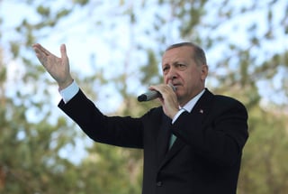 Erdogan dijo que los dólares, los euros y el oro “son las balas, los proyectiles y los misiles que se están usando en esta guerra económica contra nuestro país”. (ARCHIVO)