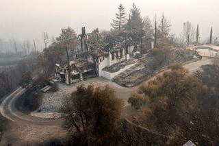 Los aranceles encarecen la reconstrucción de viviendas en miles de dólares lo que afecta principalmente a los propietarios que tratan de reconstruir rápidamente las viviendas arrasadas por desastres naturales como los incendios en California. (ARCHIVO)