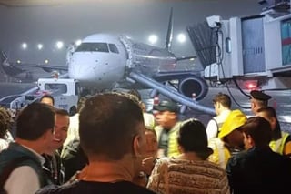 Mediante un comunicado Aeroméxico informó que debido a una alerta en el avión y en seguimiento a protocolos de seguridad, pasajeros y tripulación fueron evacuados. (ESPECIAL)