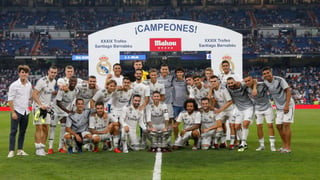 Los jugadores del Real Madrid posan con la copa tras vencer al Milan por 3-1 en el partido, correspondiente al trofeo Santiago Bernabéu. (Cortesía)
