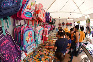 Pesado.  Las familias mexicanas deberán desembolsar en la compra de útiles escolares desde 286 pesos hasta 3,400 pesos. (ARCHIVO)