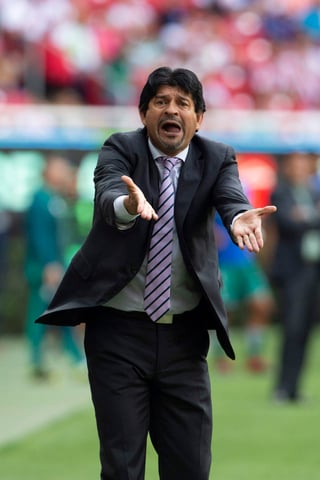 El entrenador de Chivas, José Cardozo, reacciona durante el partido ante Santos de la cuarta jornada del Apertura 2018. (EFE)
