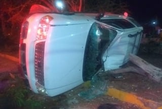 El conductor perdió el control del volante, se subió al camellón central, derribó un árbol y terminó volcado sobre su costado izquierdo. (EL SIGLO DE TORREÓN)