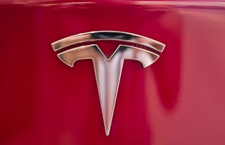 El fondo soberano de inversión de Arabia Saudí será la principal fuente de dinero para el gran plan de Elon Musk de que la empresa Tesla deje de cotizar en bolsa, pero el acuerdo todavía no se concreta, informó el empresario en un blog el lunes. (AP)