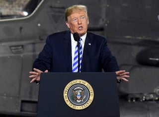 Trump dijo que “no hay mejor lugar que aquí en Fort Drum” para celebrar la aprobación de la ley de defensa, que aumentará el salario de los militares en 2.6%, el mayor incremento a miembros en servicio en nueve años. (AP)