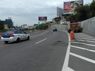 Desde junio, los vecinos de Chipitlán, al sur de Cuernavaca, alertaron sobre el hundimiento que se presentó en el carril lateral de la autopista, a la altura del kilómetro 94+200 del Paso Express con dirección hacia Acapulco.  (ESPECIAL)