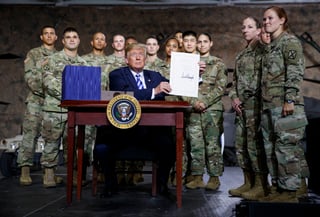 Celebra. Trump dijo que 'no hay mejor lugar que aquí en Fort Drum' para celebrar la aprobación de la ley de defensa. (AP)