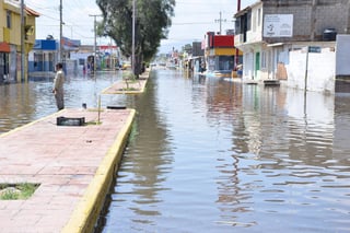 Daños.  La entrada a la colonia Valle Oriente fue una de las zonas más afectadas por la lluvia del sábado. (EL SIGLO DE TORREÓN)