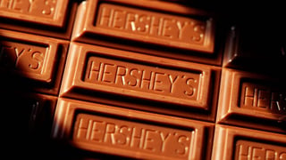Retiro. La firma de chocolates tuvo que retirar la campaña ante las críticas en las redes sociales por dar un mensaje inadecuado. (ARCHIVO)