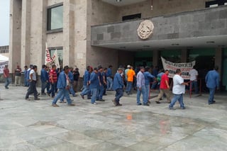 Protesta. La manifestación inició a las tres de la tarde, reuniéndose los trabajadores en el exterior de la presidencia.