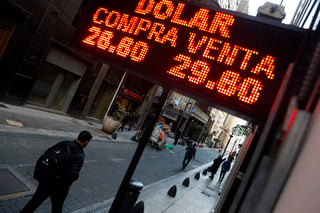 La agencia de calificación Moody's afirmó hoy que la decisión del Banco Central de Argentina (BCRA) de aumentar la tasa de política monetaria del 40 al 45 % 'respaldará' al peso por su fuerte caída ante el dólar, pero 'probablemente' retrasará la 'recuperación' económica. (EFE)