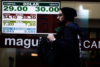 El gobierno argentino anunció hoy una serie de medidas urgentes para tratar de impedir una mayor crisis económica, que ya padece el país sudamericano desde hace meses, y que ya incluye recesión y altas tasas de inflación. (EFE)