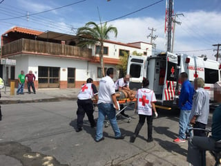 Paramédicos de la Cruz Roja arribaron al lugar para atender al conductor de la motocicleta, el cual resultó con golpes en distintas partes del cuerpo. (EL SIGLO DE TORREÓN)


