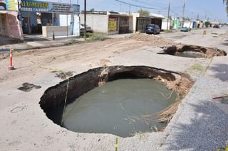 La avenida Juárez al oriente de la ciudad, precisamente en el tramo del bulevar La Libertad hasta Sierra de Micos, se asemeja a campo minado. (FERNANDO COMPEÁN)