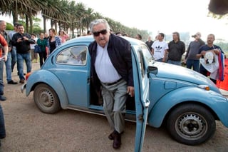 En una carta a la presidenta del Senado, la propia esposa de Mujica, Lucía Topolansky, el exgobernante pide a la cámara legislativa 'aceptar mi renuncia al cargo de senador. Los motivos son personales, diría 'cansancio de largo viaje'”. (ARCHIVO)