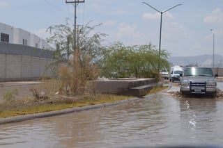 Daños. Prolongación Allende de Torreón está bajo el agua desde el sábado por la noche, a la altura de Ciudad Nazas. (EL SIGLO DE TORREÓN)