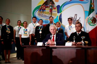 El presidente del Comité Olímpico Mexicano, Carlos Padilla (c), y el jefe de la Unidad de Historia y Cultura Naval de la Secretaría de Marina, Erick Rigel Márquez (d), durante el reconocimiento a los atletas. Marina reconoce a medallistas de JCC